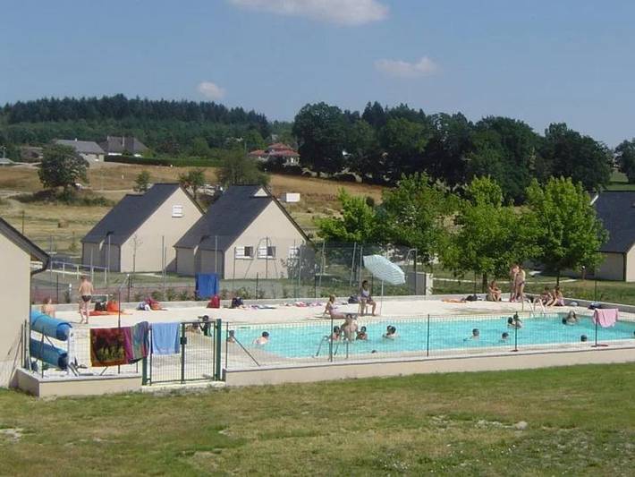 Chalet pour 4 personnes, avec bassin pour enfant dans le Cantal