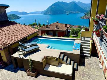 Gîte pour 4 personnes, avec piscine et vue ainsi que vue sur le lac et balcon à Sulzano