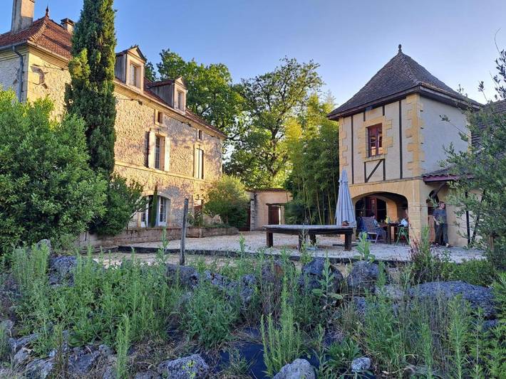 Location de vacances pour 4 personnes, avec Terrasse et Jardin ainsi que Piscine et Vue à Nojals-et-Clotte