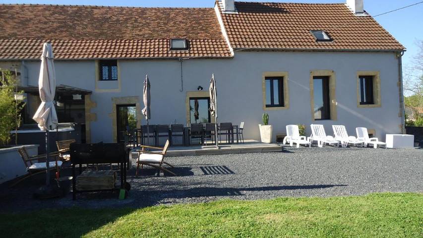 Location de vacances pour 14 personnes, avec terrasse ainsi que jacuzzi et piscine à La Motte-Saint-Jean