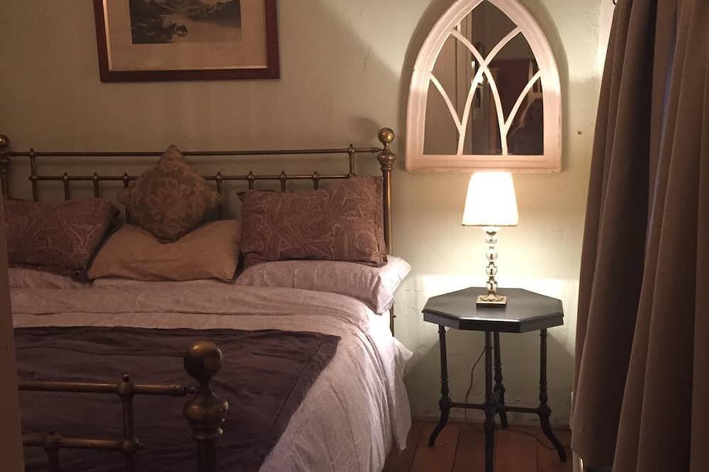 Thatched Cottage with Hot Tub walking distance to Hughe's Pub. in County Kerry
