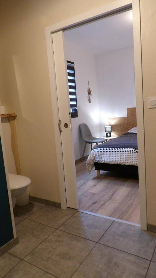 Location de vacances pour 2 personnes, avec terrasse ainsi que vue et jardin à Yvias - 2