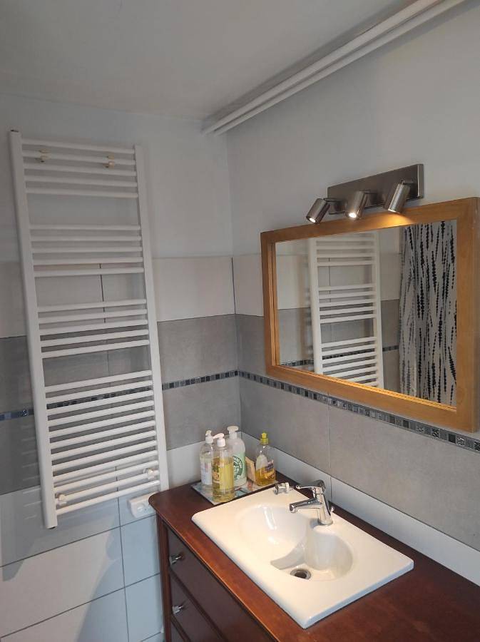 Appartement de vacances entier, Double Room with Private Bathroom in Lodève, Région de Lodève