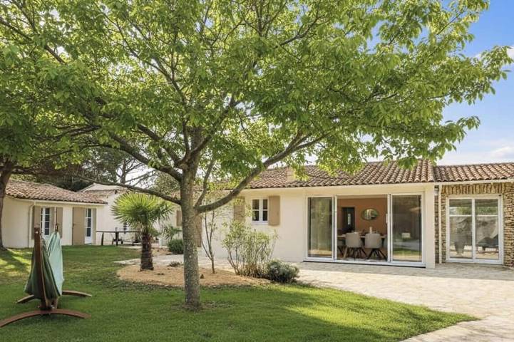 Location de vacances pour 12 personnes, avec Terrasse et Jardin dans Plage de Trousse-Chemise