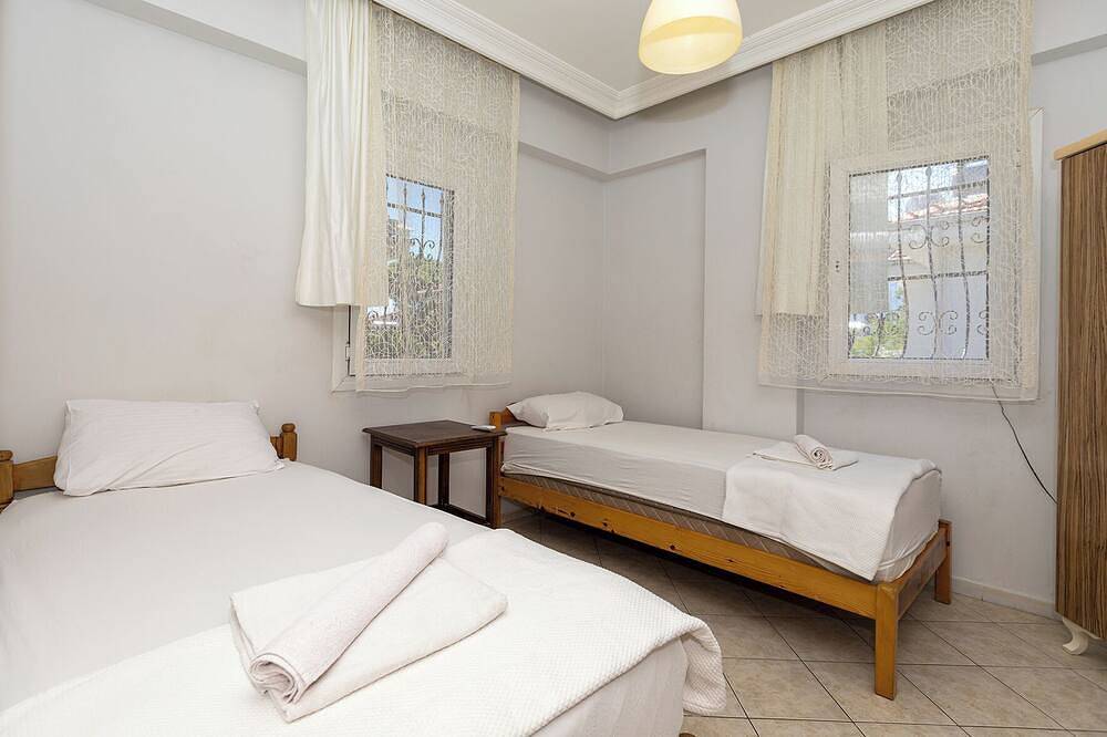3 Bedroom Villa with Private Pool walking distance to Calis Beac in Fethiye, Egeo Turco