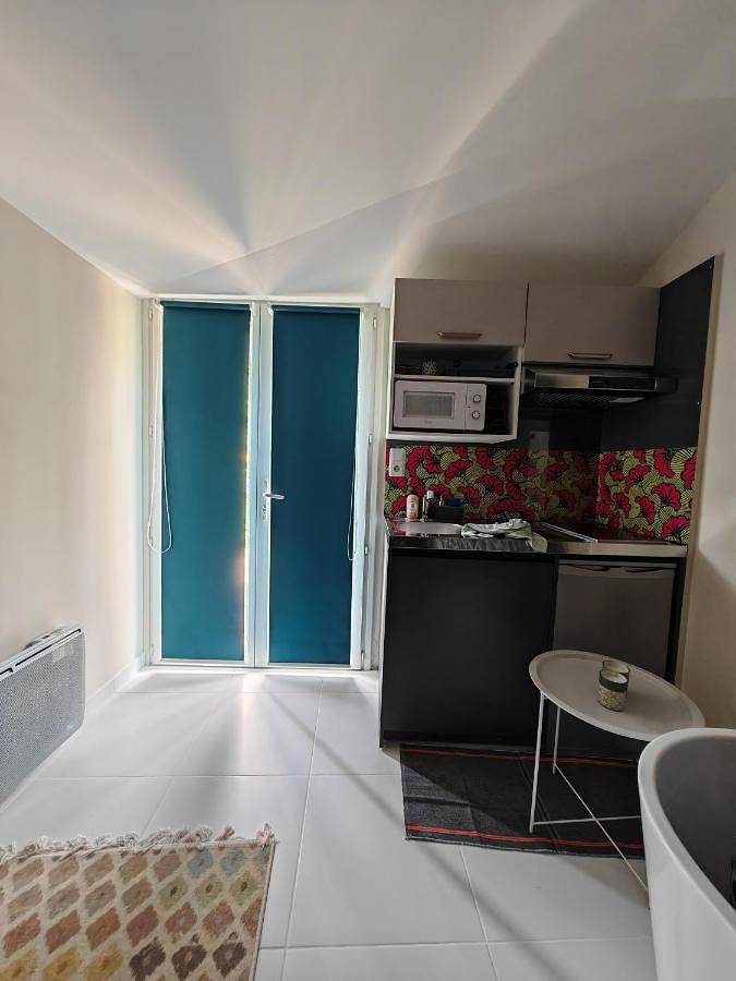 Appartement de vacances entier, Micro studette indépendante non-fumeur, 10 m2, 45 min de Paris, sanitaires dans la même pièce que le couchage sans cloison, Wifi, kitchenette, mini terrasse, jardin, canapé lit 120x180 cm, gabarit léger, non adapté aux attentes hôtelières in Savigny-le-Temple, Seine-et-Marne