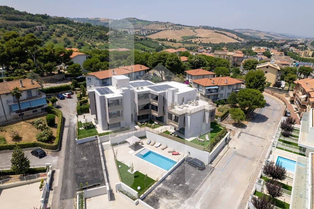 Entire apartment, Holiday home Elea is the 2025 novelty that will give you a holiday in Pineto but with the charm of a new modern construction, fresh and designed with all the comforts. The Dione apartment has a large living room with kitchenette and sofa bed at the entra in Foggetta, Pineto