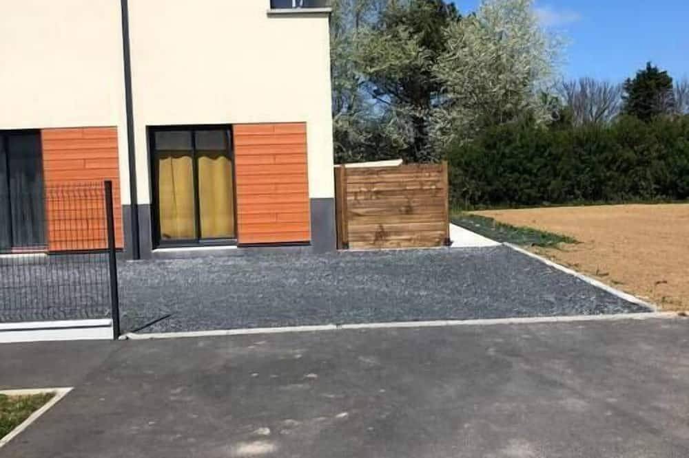 Entire apartment, La poupe, F3 with terrace 60m from the sea in Saint-Côme-de-Fresné, Bayeux region