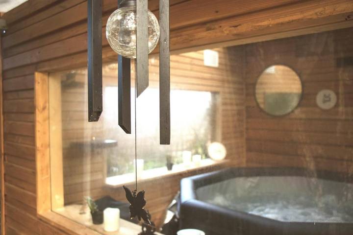 Chambre d’hôte pour 2 personnes, avec Terrasse et Jacuzzi ainsi que Jardin et Piscine à Labastidette