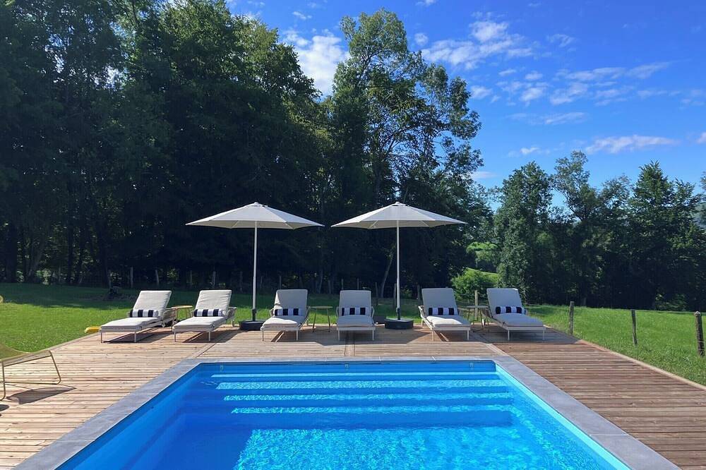 Chateau: 4-bedroom bed & breakfast with pool in Arette. in Arette, Béarn