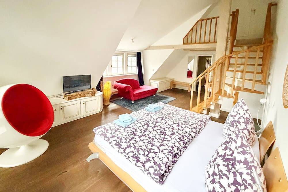 Villa Emg - Fachwerkhaus, Privatsee & Jacuzzi, Sauna bis 22 P. bei Osnabrück in Preußisch Oldendorf, Wiehengebirge