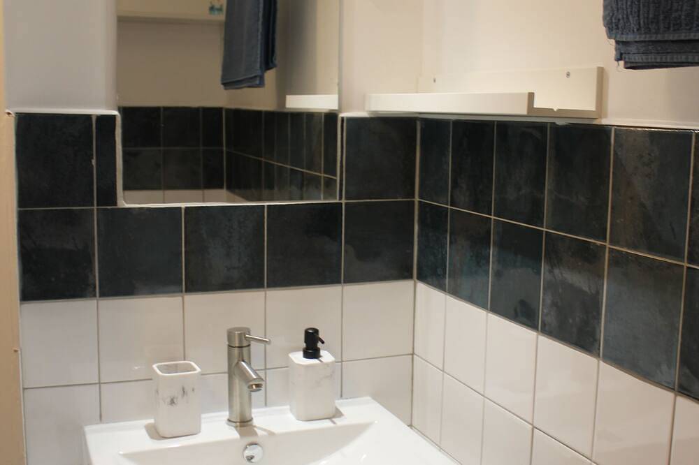 Appartement entier, Grand studio neuf, Cuers centre, avec parking. in Cuers, Côte méditerranéenne (France)