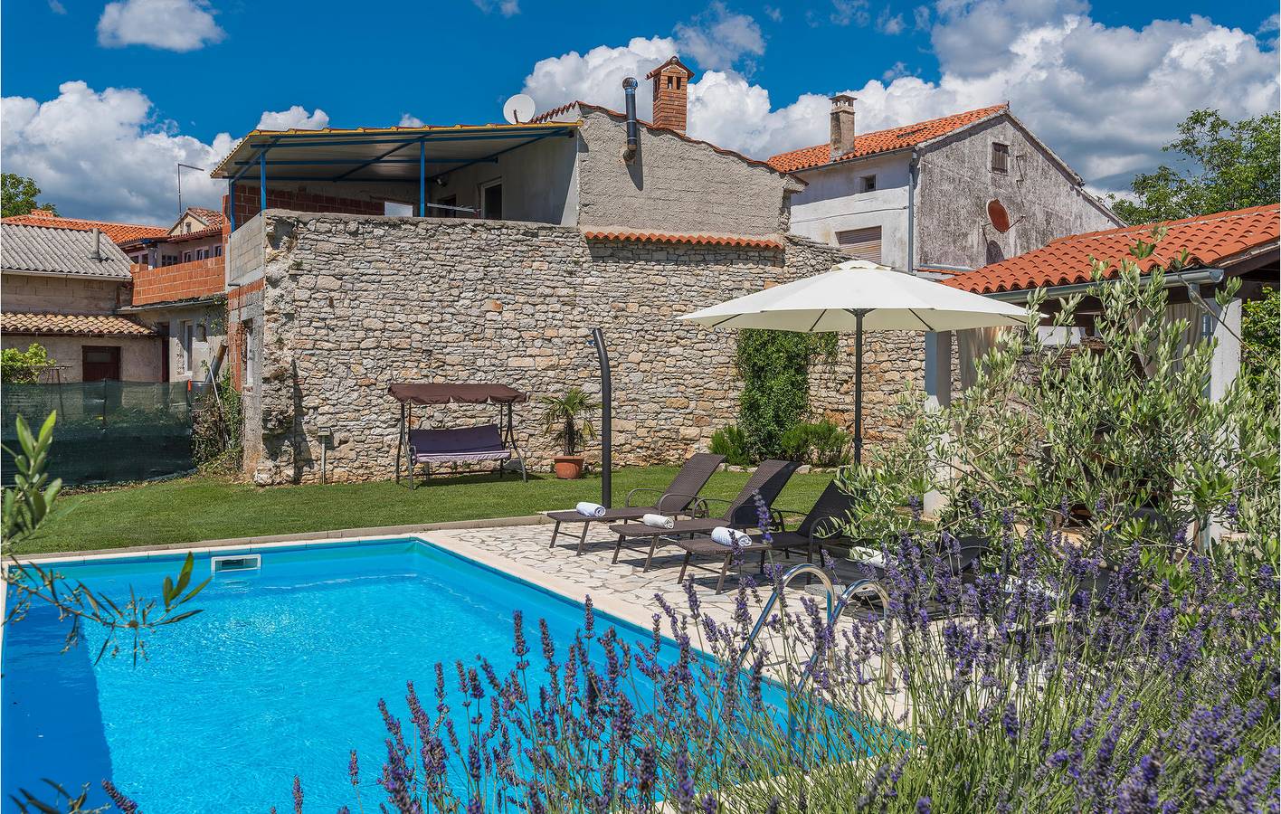 Schickes 2-Zimmer-Apartment mit Pool und Terrasse, in der Nähe einer Pizzeria und des Zentrums von Barban in Barban, Südküste Istrien