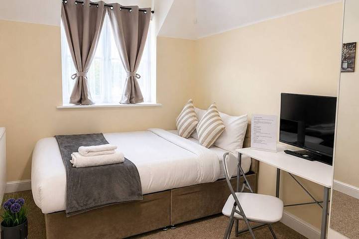 Modern 2Br House Sleeps 6 Parking, Wi-Fi & Self Check-In Near Bluewater & London in Stone (Dartford), Dartford