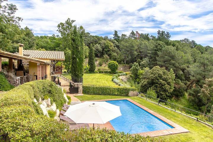 Casa rural para 12 personas, con jardín en San Felíu de Buxalleu
