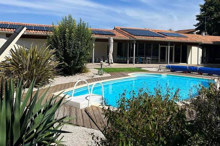 Location de vacances pour 9 personnes, avec Balcon à Barbezieux-Saint-Hilaire
