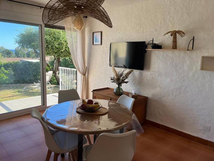 Gîte pour 4 personnes, avec terrasse ainsi que jardin et vue dans Gare du Club Med Cocody