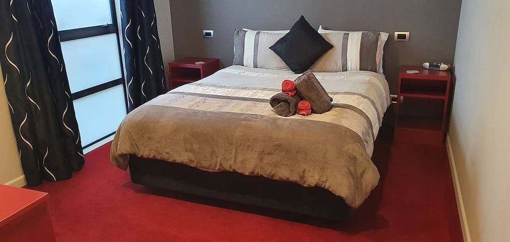 Holiday rental for 8 people, with garden and hot tub as well as terrace in Martinborough