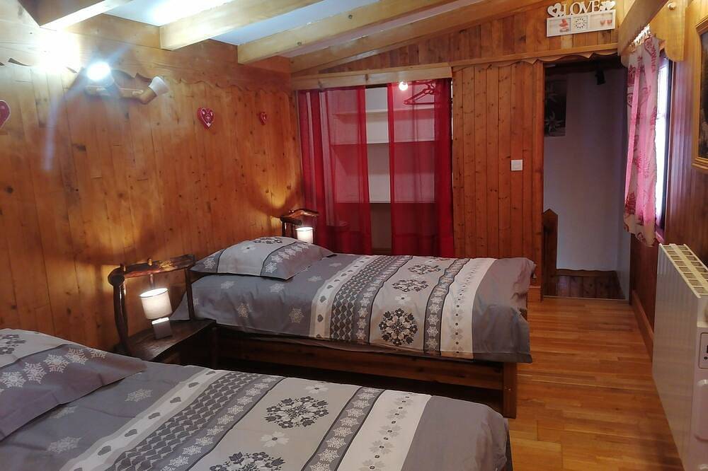 Small typical house 5 min from Morzine 2 bedrooms 1 double bed and 2 single beds/4 pers. in Essert-Romand, Les Portes du Soleil