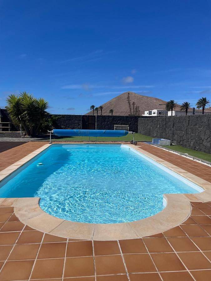 Chalet para 4 personas, con jardín y piscina - 1