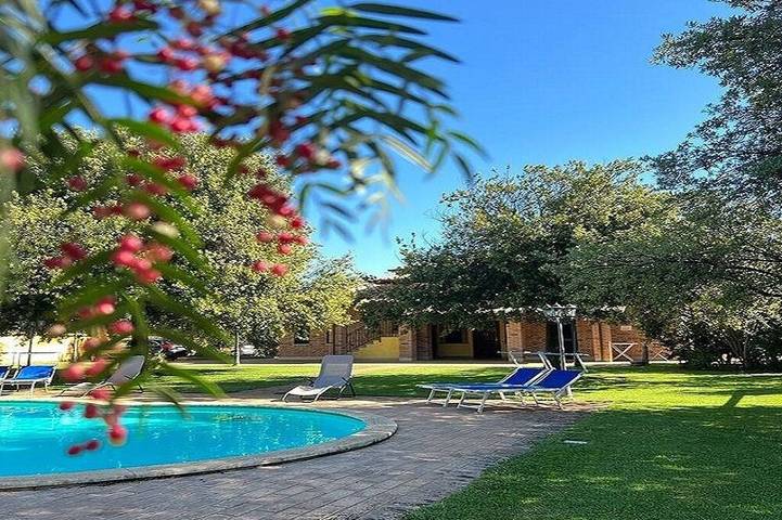Exclusive villa very close to the station for Rome and Pompei in Genzano di Roma, Provincia di Roma