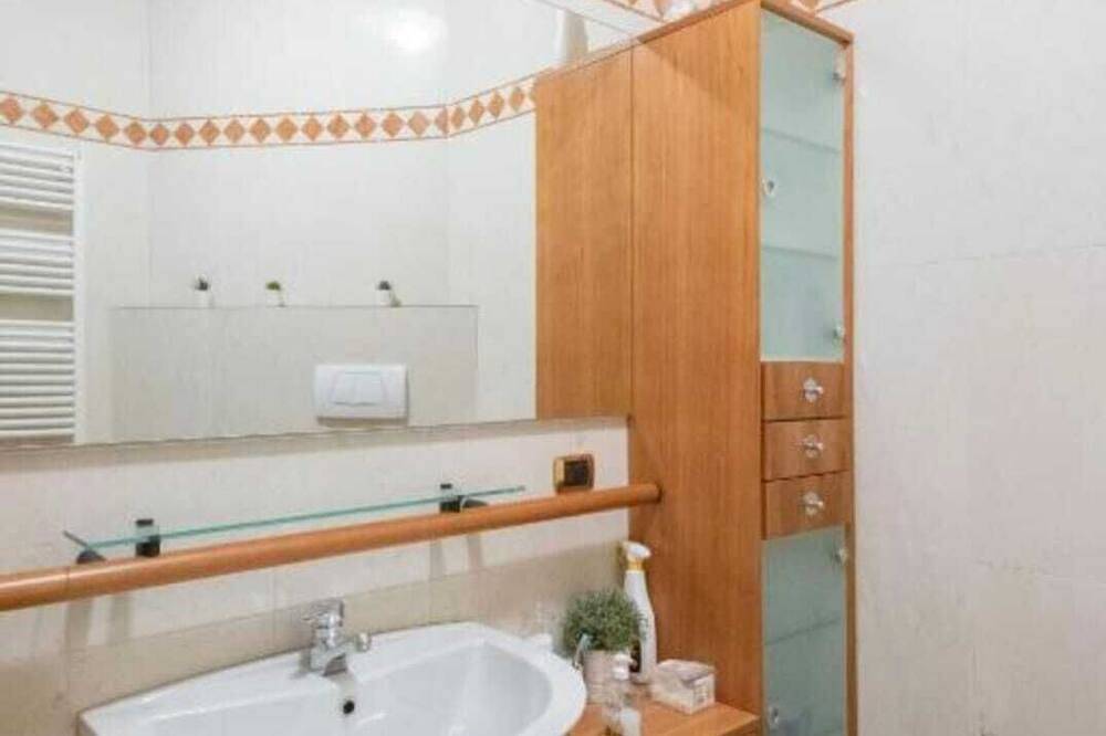 Double Room with Shared Bathroom in Trento, Fleimstaler Alpen