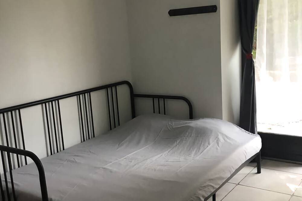 Entire apartment, Charming T2 30 m2 ground floor + parking. Close to town center and all amenities in Chambéry region