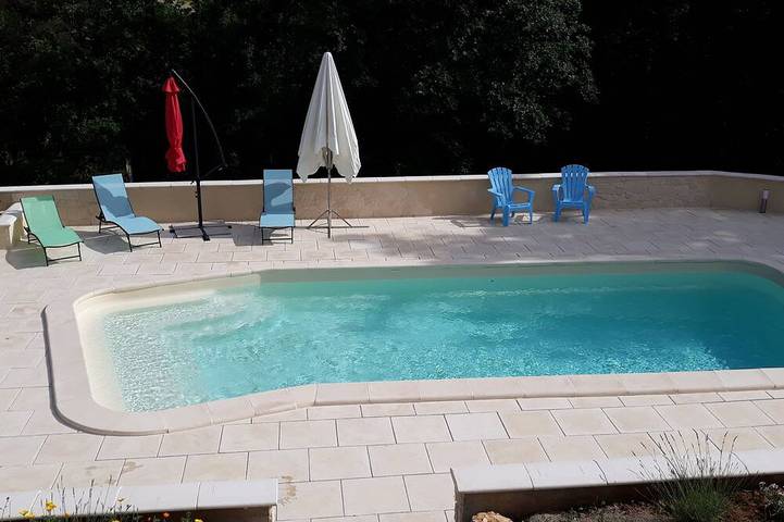 Gîte pour 4 personnes, avec piscine et jardin à Montignac