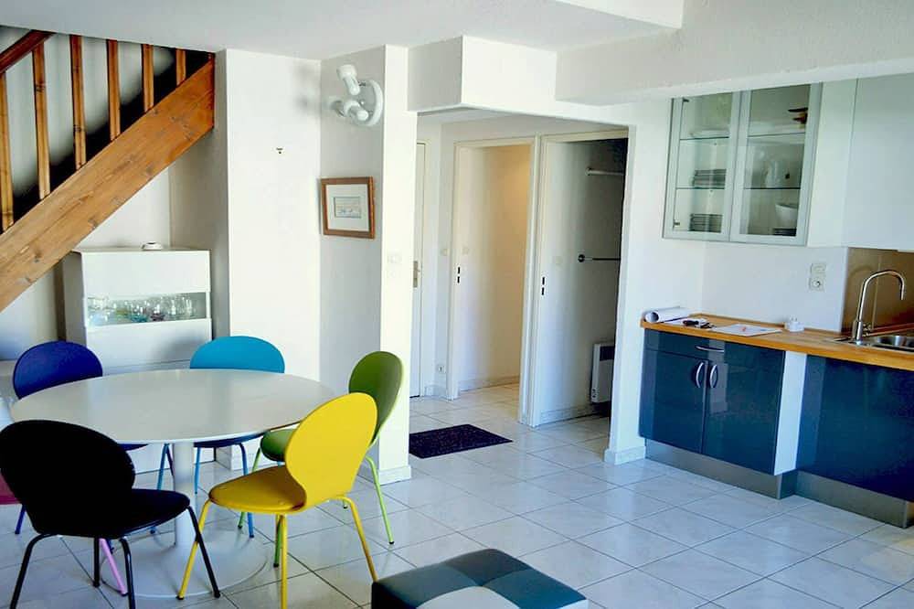 Hel lejlighed, T3 Duplex apartment, reversible air conditioning, private parking in Le Brusc, Six-Fours-les-Plages