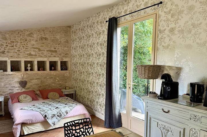 Gîte pour 2 personnes, avec terrasse ainsi que piscine et jardin à Saint-Coutant-le-Grand