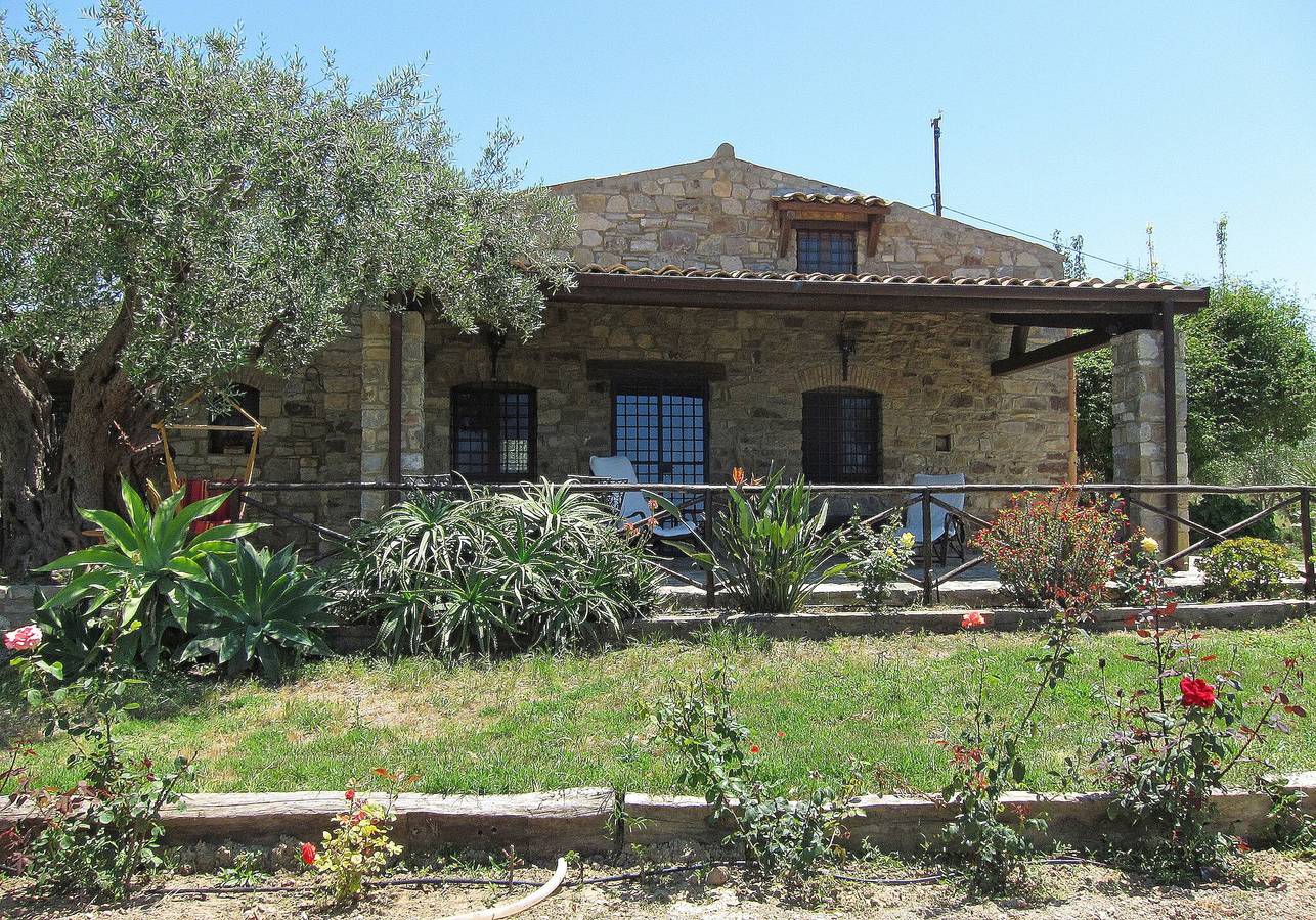 Villa Degli Ulivi con vista mare e Wi-Fi, adatta agli animali domestici in Collesano, Provincia di Palermo