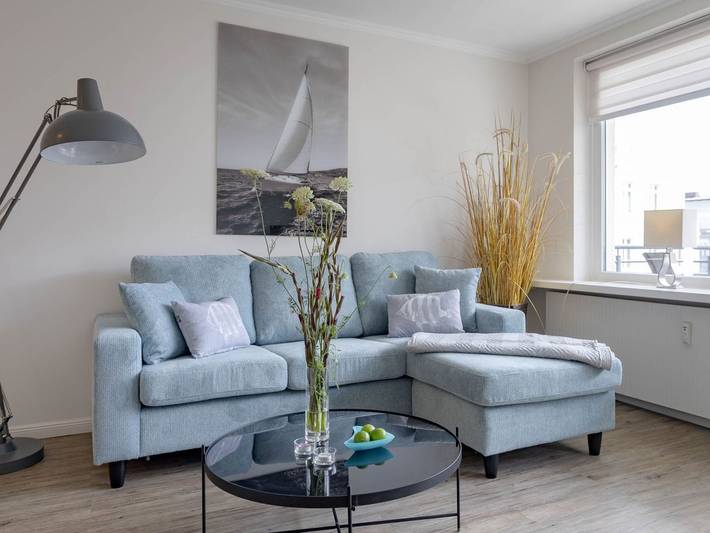 Ganze Ferienwohnung, Meeresrauschen - Haus Dünenburg, Elisabethstraße 9 - Diese freundlich eingerichtete 2-Zimmer-Wohnung befindet sich im 3 Og. mit Balkon (Süden) und Garage in Westerland, Sylt (Gemeinde)