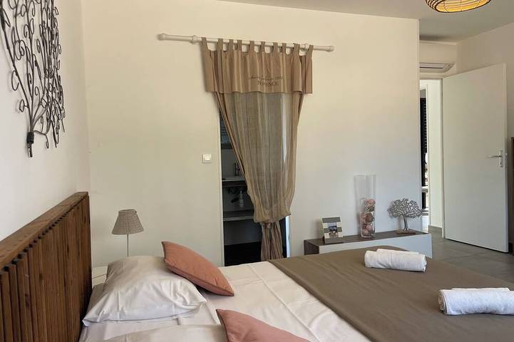 Location de vacances pour 8 personnes, avec jardin et balcon dans Sainte-Lucie de Porto-Vecchio - 4