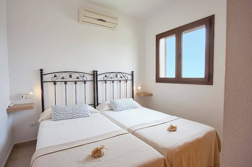Marina dór Iv, house 5, wifi 5 bedrooms, community pool, beach 300m away in Cala Egos, Santanyí