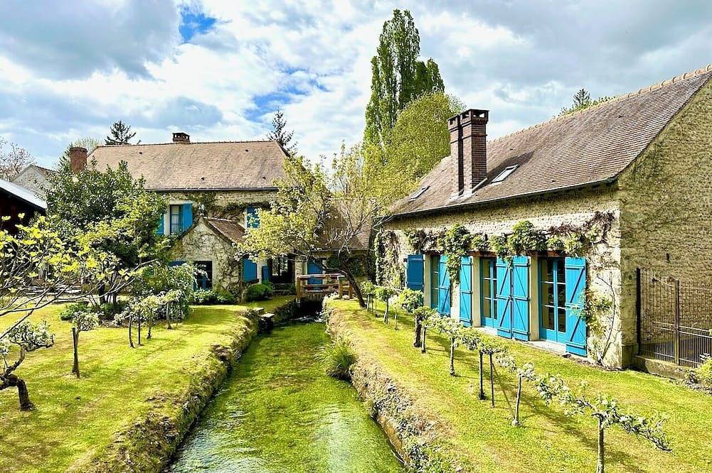 Elegant Mill Compound, 1 hr from Paris. Sleep 20, Events for 50 - an extra fee. in Méréville, Essonne
