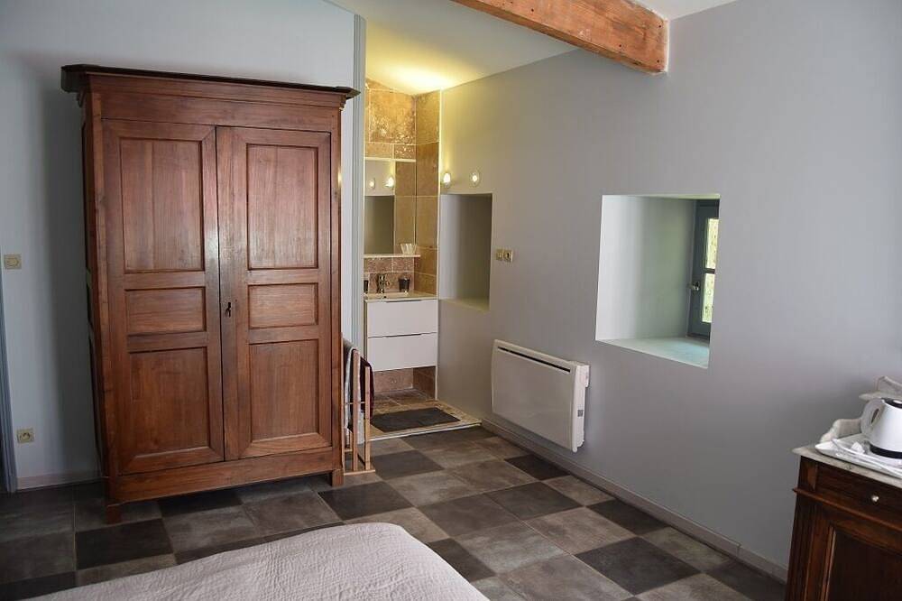 Hübscher Taubenschlag auf dem Land in Thénac, Périgord Pourpre