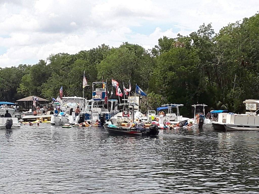 Alte Homosassa- Flusswasser-Vorderboot-Haus-Eismaschine-Tiefe-Bucht-Vier Kayaks in Homosassa, Citrus County