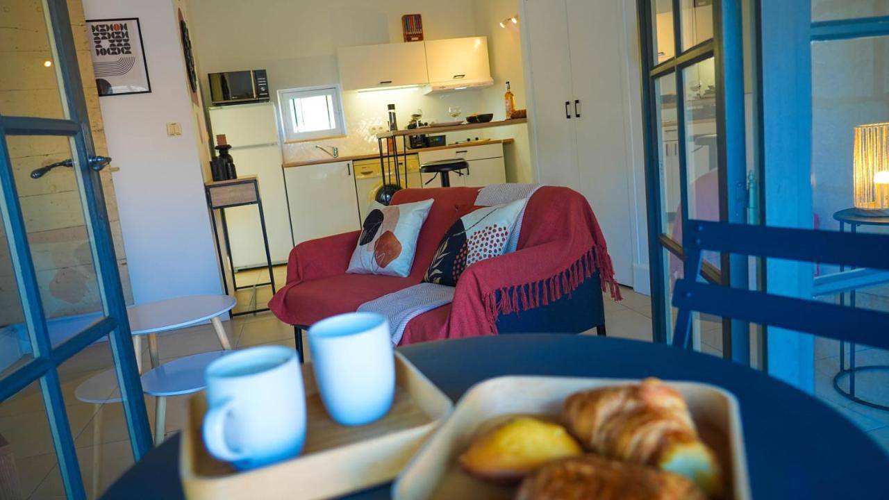 Appartement entier, One-Bedroom Apartment in Beaucaire, Région de Nîmes