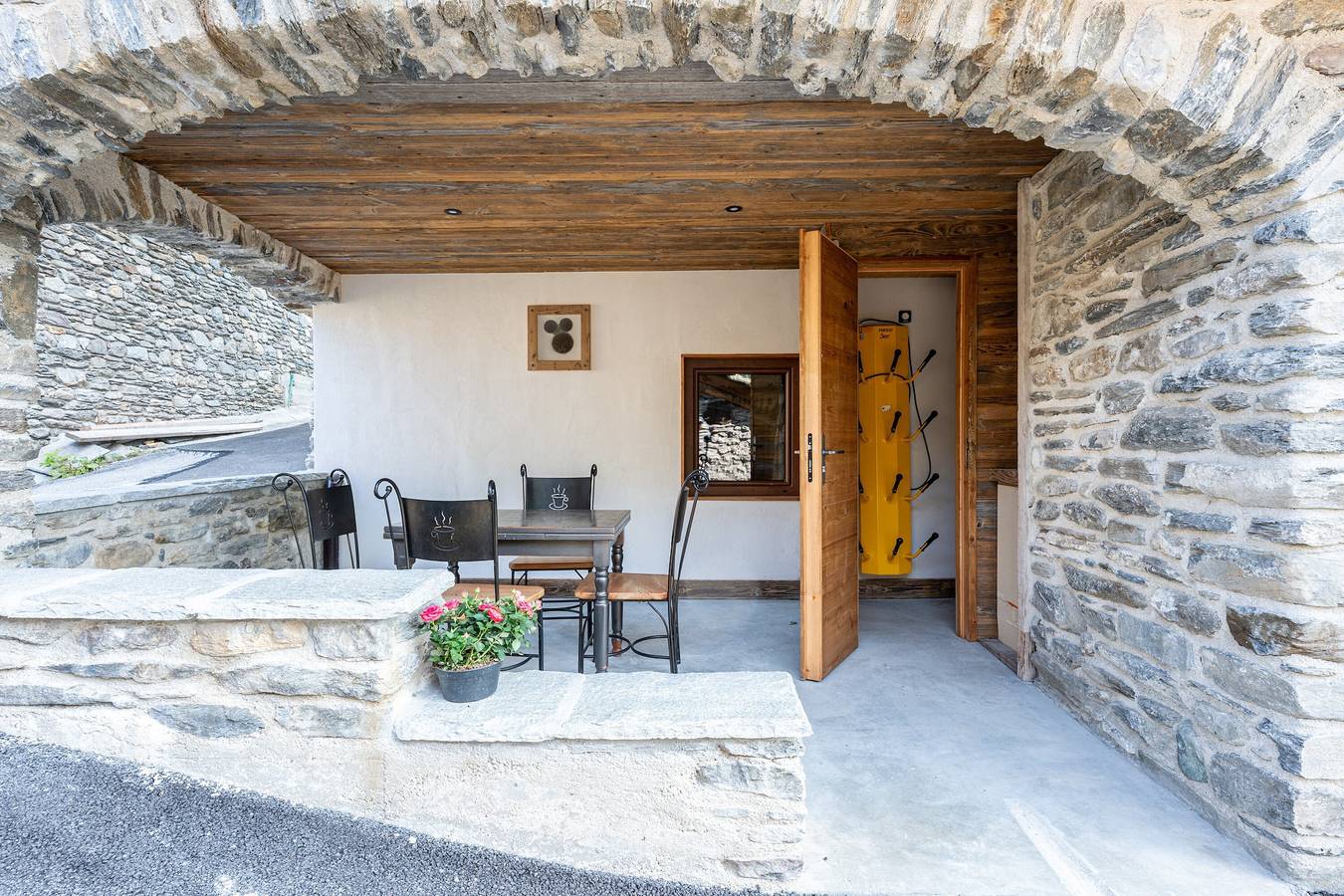 Appartement entier, Appartement "Ô Canton" avec vue sur les montagnes, terrasse privée et Wi-Fi in Lanslebourg-Mont-Cenis, Région de Saint-Jean-de-Maurienne