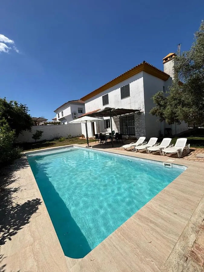 Casa de férias para 13 pessoas, com terraço e piscina e ainda jardim, com animais de estimação - 1