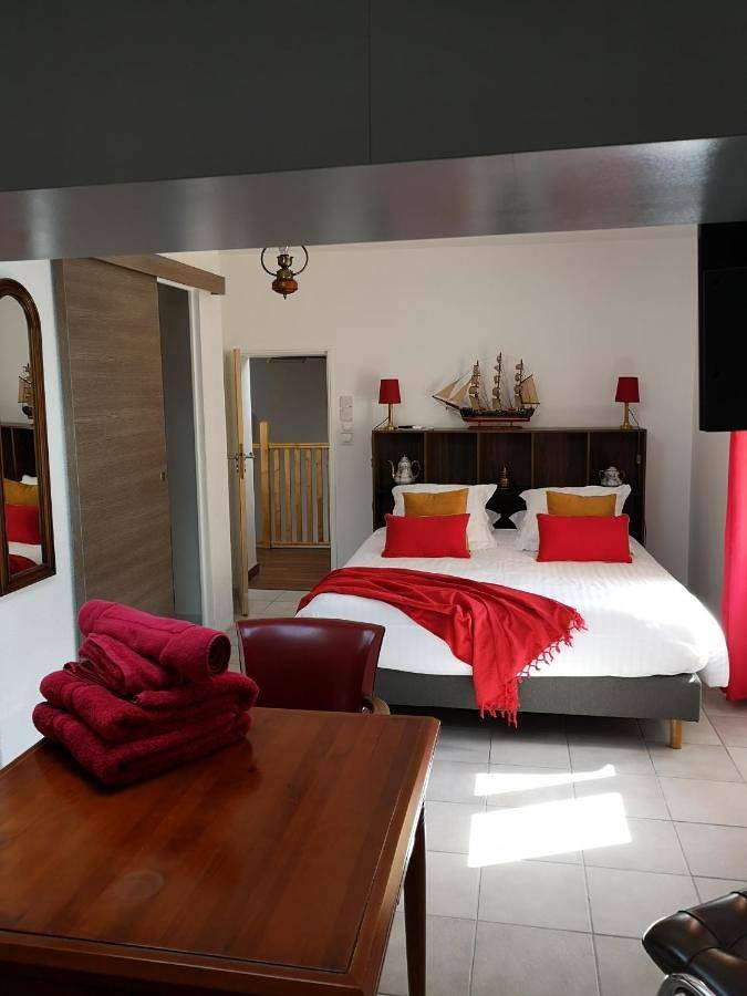 Queen Room in Poilhes, Côte d'Améthyste