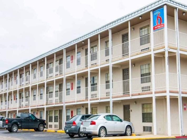 Apartamento entero, 1 cama Queen | Baño con bañera y accesorios para móviles Nsmk in San Antonio, Condado de Bexar