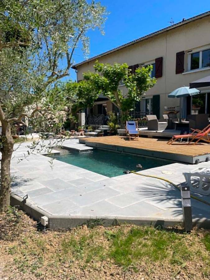 Gîte pour 2 personnes, avec Terrasse et Jacuzzi ainsi que Jardin et Piscine à Albon