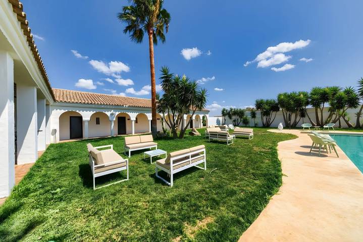 Entire apartment, Apartment 'Poniente' with Private Pool, Wi-Fi and Air Conditioning in Hozanejos, Chiclana de la Frontera