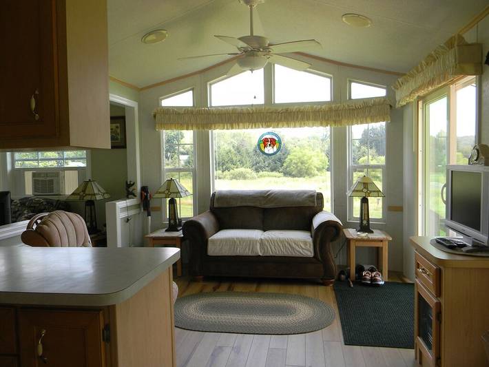 Log cabin for 3 people, with yard and terrace, with pets in West Virginia