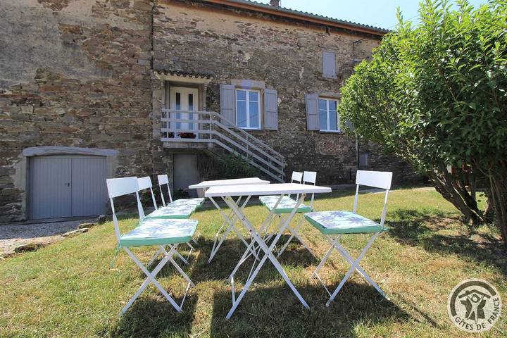 Gîte pour 4 personnes, avec jardin dans Rhône - 2