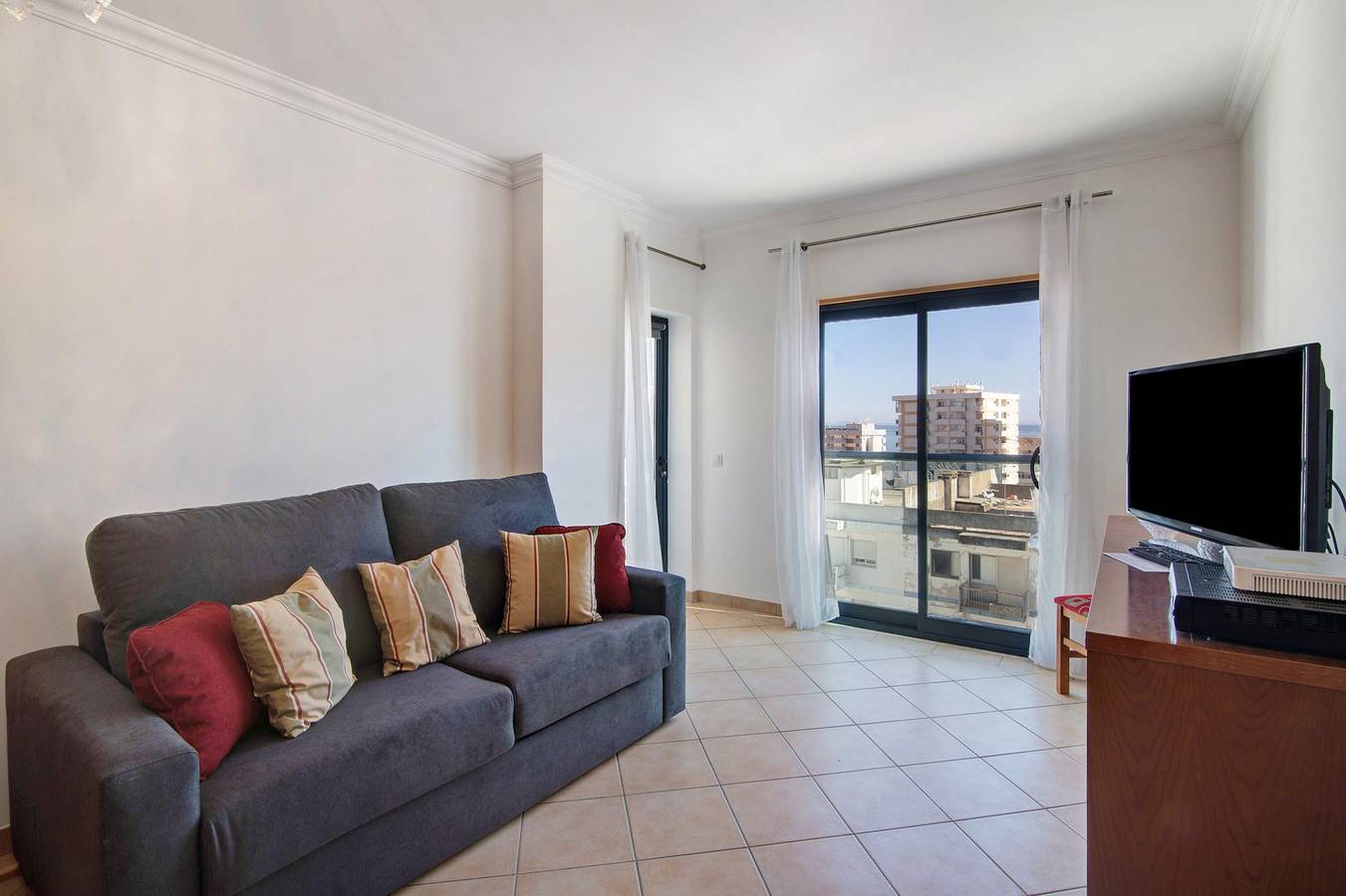 Entire apartment, Apartment 'Quarteira Beach I' with Balcony, Wi-Fi and Air Conditioning in Quarteira, Faro District