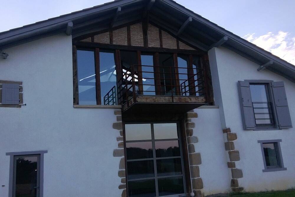 Gite familial dans une maison basque typique entre mer et montagne in Arraute-Charritte, Région de Bayonne