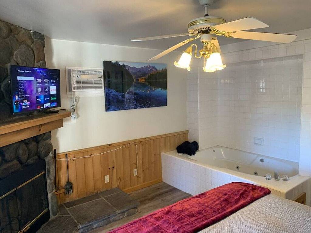 Lake-View Lodge Cabin #7 ( 2 Br Near The Village) in Snow Summit, Big Bear Lake