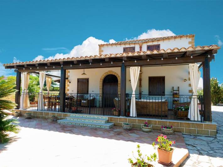 Villa per 8 persone, con piscina e piscina per bambini nonché panorama e giardino in Partinico